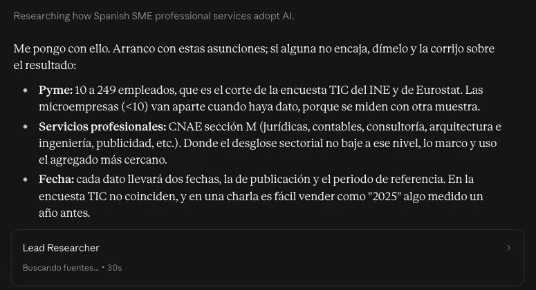 Una investigación a fondo recién lanzada. Claude empieza diciendo qué supone: pyme es de 10 a 249 empleados, servicios profesionales es la sección M de la CNAE y cada dato llevará dos fechas. Debajo, el progreso: buscando fuentes.