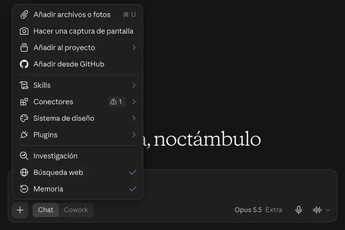 El menú del botón + abierto sobre la caja de mensaje: añadir archivos, captura de pantalla, proyecto, GitHub, Skills, Conectores, Sistema de diseño, Plugins, Investigación, Búsqueda web (marcada) y Memoria (marcada).