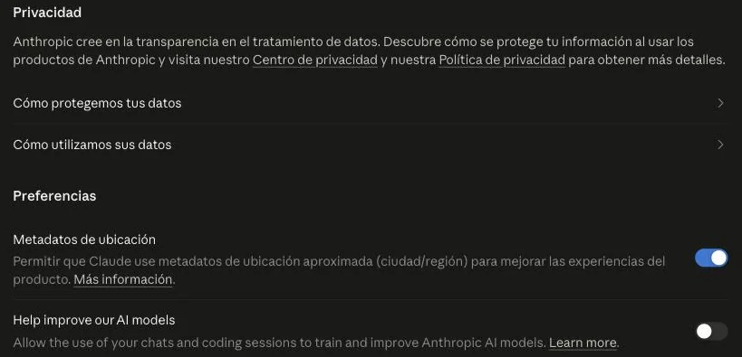 Ajustes de Claude abiertos en Privacidad. En Preferencias, el interruptor «Help improve our AI models» está apagado.